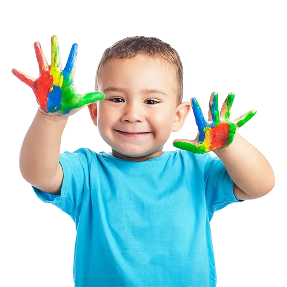 Menino com as mãos suja de tinta
