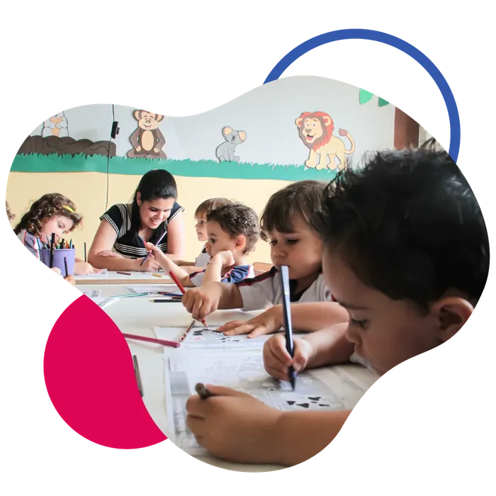 profesora ensinando os alunos